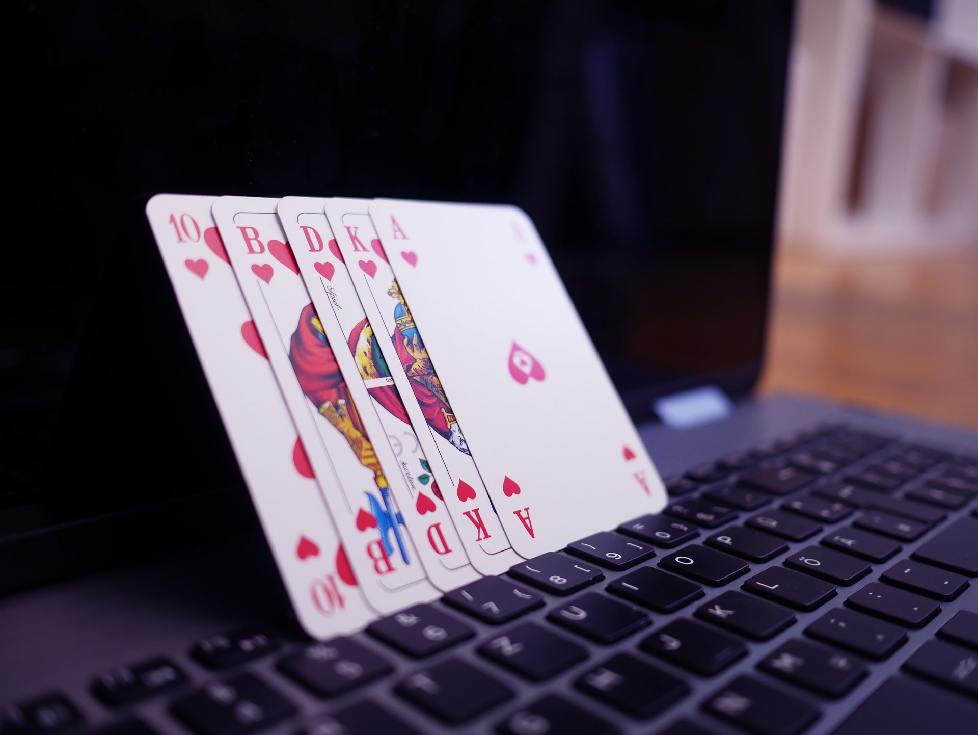 Reasons Many People Prefer Playing Online Poker